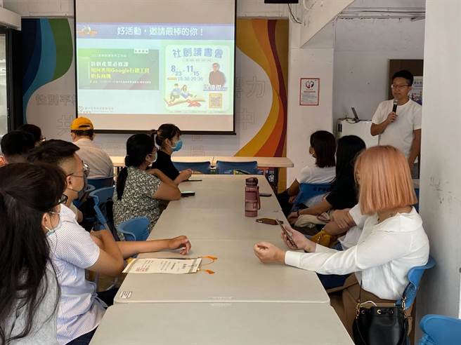 工策会「台中市创业育苗资源共享平台」的「创业巴士」16日从中兴大学出发，参访创业基地。（台中市工策会提供／陈淑芬台中传真）