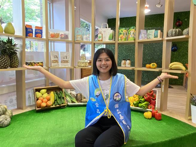 嘉大食科所博一生李雅琪秀出今天新上架嘉大合作社的农产品。（廖素慧摄）