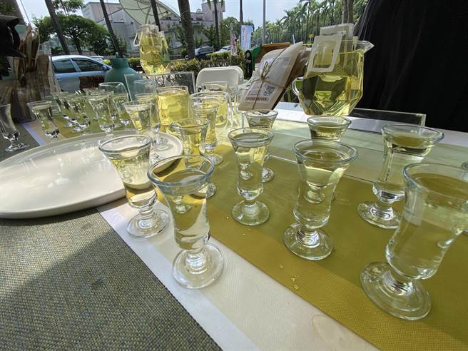 用透明酒杯把阿里山茶喝出时尚感，开拓年轻族群市场。（廖素慧摄）