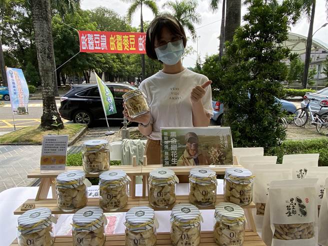 农友用冷冻乾燥技术制作原味凤梨乾。（廖素慧摄）