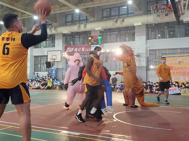 新北市教育局舉辦「無毒拒霸 反詐騙」校園宣導活動，邀請職籃、HBL球員與同學互動。（新北市教育局提供）