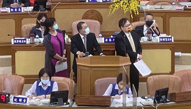 新北市议会今日下午进行总质询，民进党议员针对新北行动支付及新北币进行质询。（吕健豪摄）