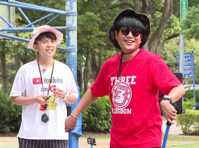 李易（右）透露莫名的成为「有背景的人」。（台视提供）