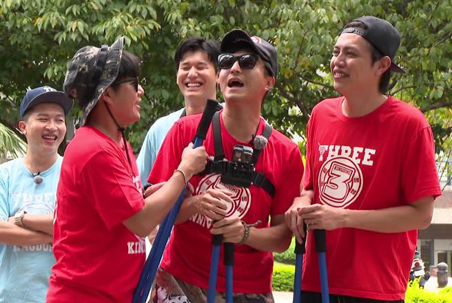 李易（左）遭王少伟（中）和鲶鱼哥大开玩笑。（台视提供）