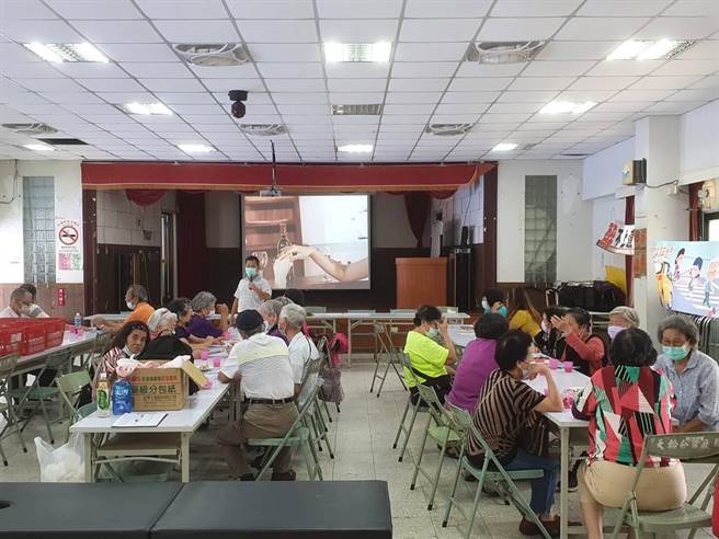 和平警分局15日邀请「交通部路老师」曾光明至天轮里活动中心为长者宣导路口安全。（和平警分局提供／陈淑娥台中传真）