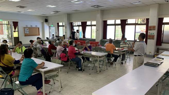 和平警分局15日邀请「交通部路老师」曾光明至天轮里活动中心为长者宣导路口安全。（和平警分局提供／陈淑娥台中传真）