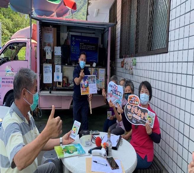 和平警分局15日邀请「交通部路老师」曾光明至天轮里活动中心为长者宣导路口安全。（和平警分局提供／陈淑娥台中传真）