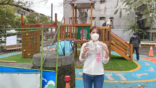 台北市议员候选人陈思宇批评，当时造成北市游具检验大塞车的就是卫福部。（陈思宇提供／张芷瑜台北传真）