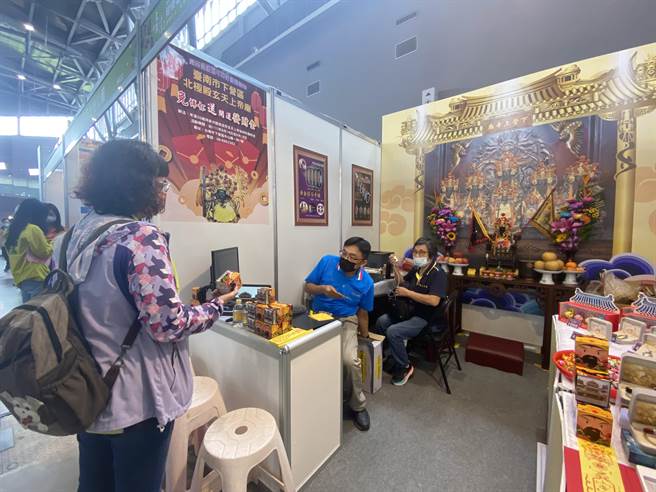 下营北极殿玄天上帝庙把神明请到活动现场，为振兴经济还送发财金。(曹婷婷摄)