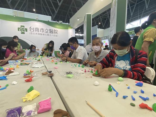 台南市立医院安排民眾现场DIY。(曹婷婷摄)