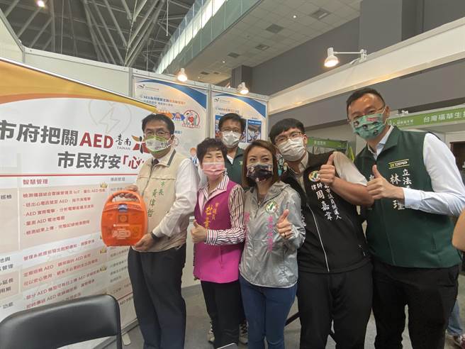 台南市长黄伟哲(左)参观每一摊的展览内容。(曹婷婷摄)