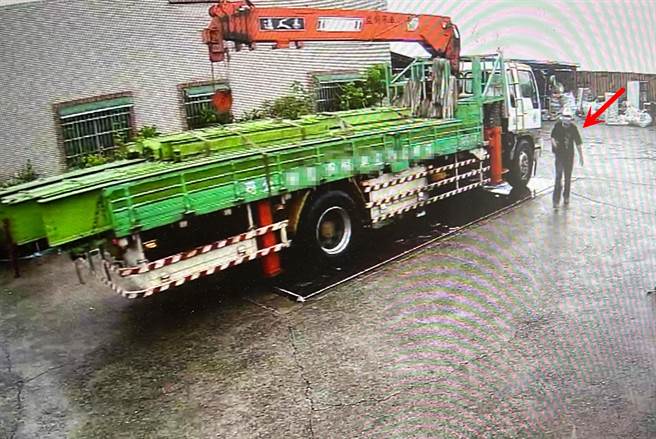 杨嫌两度雇用大型吊车，在人来人往的上班时间，到一处工地窃取25吨的钢材变卖。（民眾提供／李俊淇台南传真）