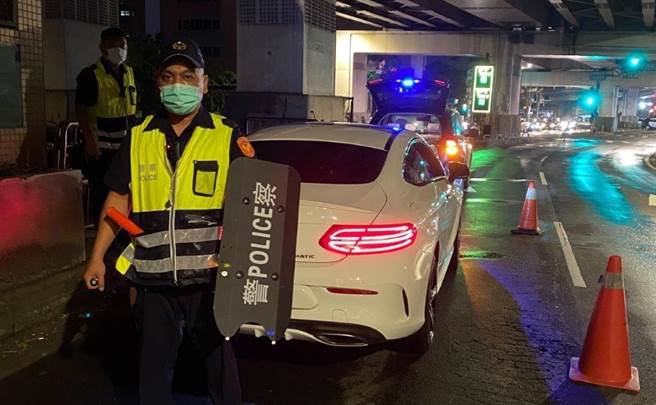 保大員警配戴新式臂盾戒護，令嫌犯不敢蠢動。（翻攝照片／林郁平台北傳真）
