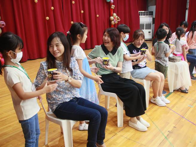 斗六市镇南国小重视品德教育，图为尊师有礼奉茶活动。（斗六市镇南国小提供）