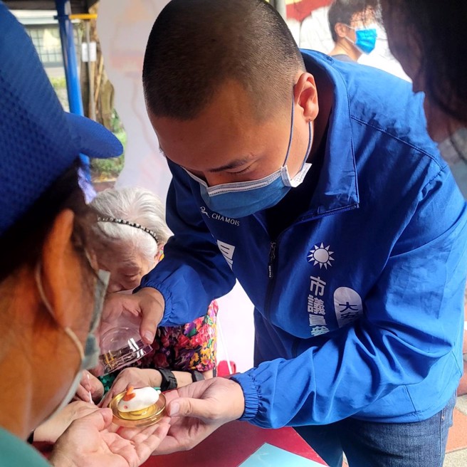 市议会参选人杨植斗与长辈互动。(图/杨植斗提供)