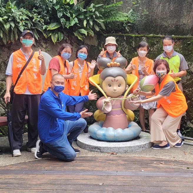 杨植斗与景东里民共同欢庆佳节。(图/杨植斗提供)