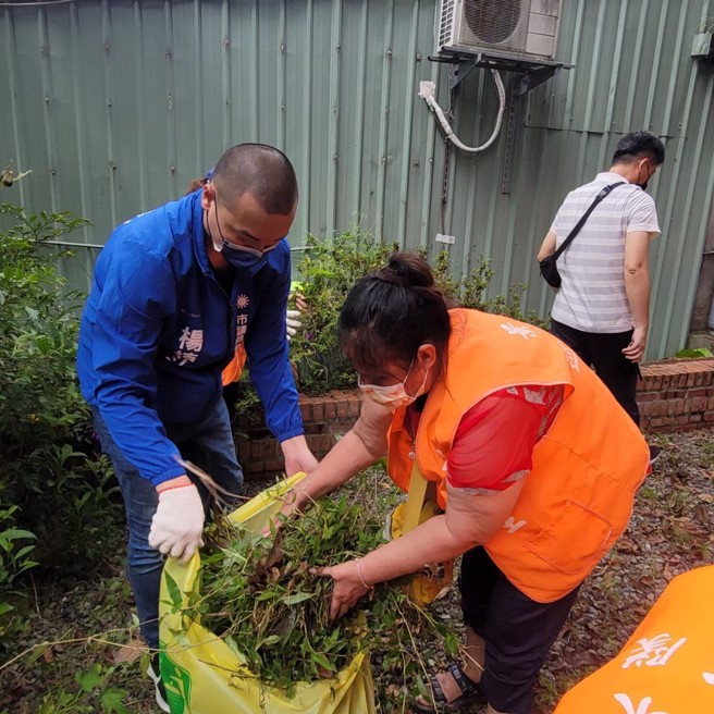 杨植斗与景东里民打造更舒适的环境。(图/杨植斗提供)