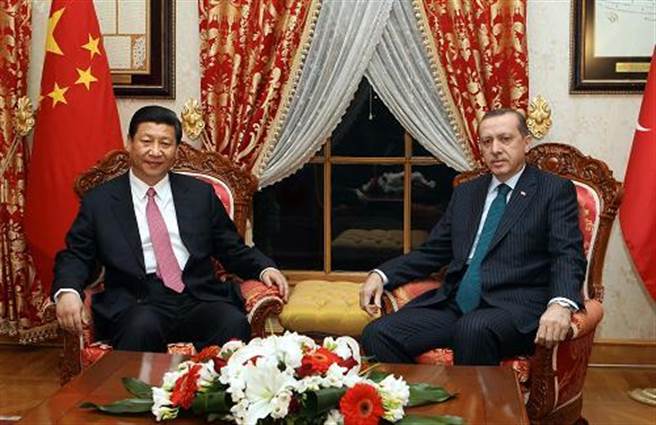 习近平会见土耳其总统促一带一路战略对接中间走廊。图为2012年2月21日，时任国家副主席习近平在伊斯坦堡会见艾尔多安。（新华社）