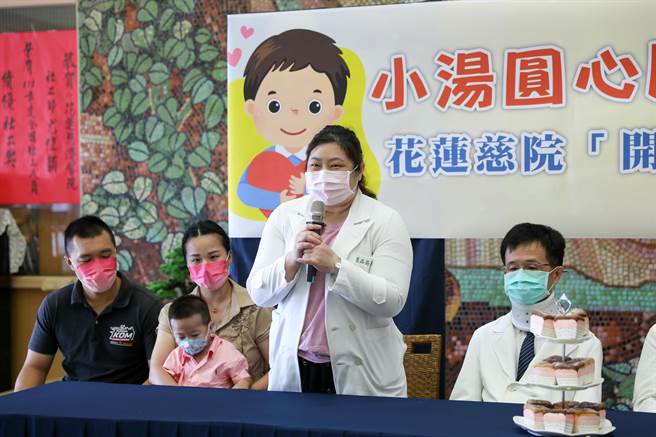 「小湯圓」出生14天就接受肺動脈繃紮術，1歲後完成小兒心臟完全矯正修補手術，今在爸爸媽媽陪伴下帶著滿滿的感恩回到花蓮慈院，感謝醫療團隊守護。（慈濟醫院提供）