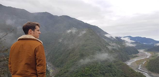 贾斯汀挑战人生第一座百岳。（沃土影像提供）