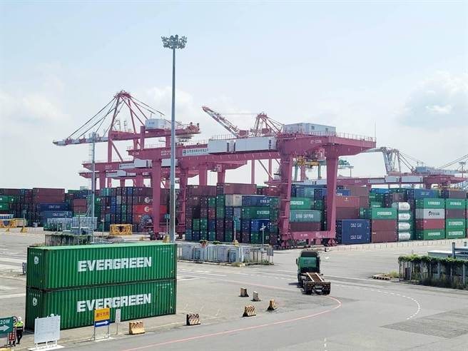 高雄港货柜码头。（翻摄照片／高雄洪靖宜传真）