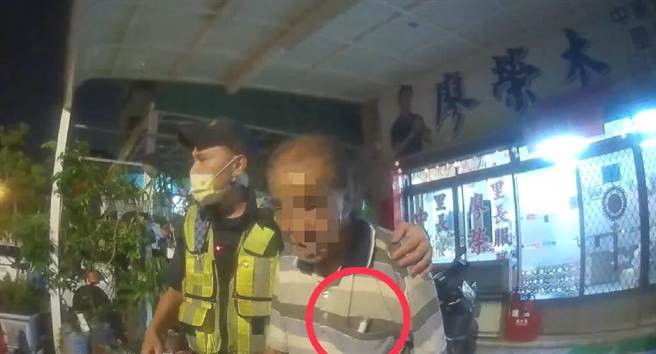 台中霧峰8旬翁失智流浪，眼尖員警發現上衣口袋紙條，成功聯絡家屬。（霧峰警分局提供／潘虹恩台中傳真）