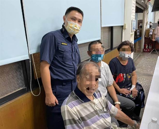 霧峰警分局長提醒，家中長輩若有失智、走失紀錄，可申請並配戴愛心手鍊，或於衣服繡上聯絡資訊，即可大幅縮短協尋時間，讓走失者盡快與家人團聚。（霧峰分局提供／潘虹恩台中傳真）