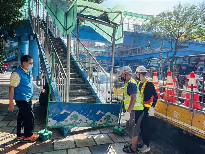 新北市三重区重阳路与中正北路口的明志人行陆桥由于使用率极低，地方上研议希望能够拆除，因此该陆桥将在本月19日至10月18日试行封闭，以瞭解试封闭期间行人利用现有行穿线穿越该路口对交通影响。(三重区公所提供)