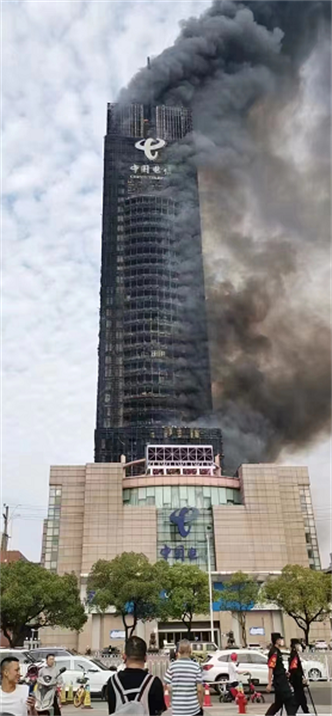 位于湖南长沙市区内的中国电信大楼今天下午发生火灾。（海峡网）