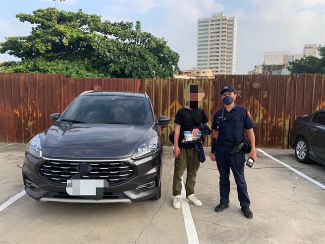 平日在新竹從事教職的莊男趁中秋連假南下返鄉，獨自一人開車到高雄遊玩時，忘記自己愛車停哪，第一時間不找警方求助，反而想憑自己記憶尋找，但卻徒步走了7個小時、走遍了快半個高雄市區都找不到，只好報警求助。警方根據莊男車輛特徵於30分鐘後就找到莊男的愛車。（翻攝照片／崔正綱高雄傳真）