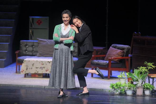 刘朴（右）与赖佩霞（左）都是实力唱将，共演舞台剧值得期待。（张铠乙摄）