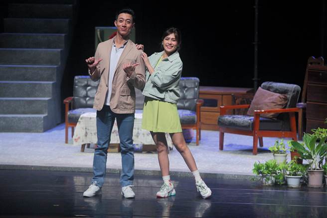 夏宇童（右）与吕绍齐（左）卖力彩排。（张铠乙摄）