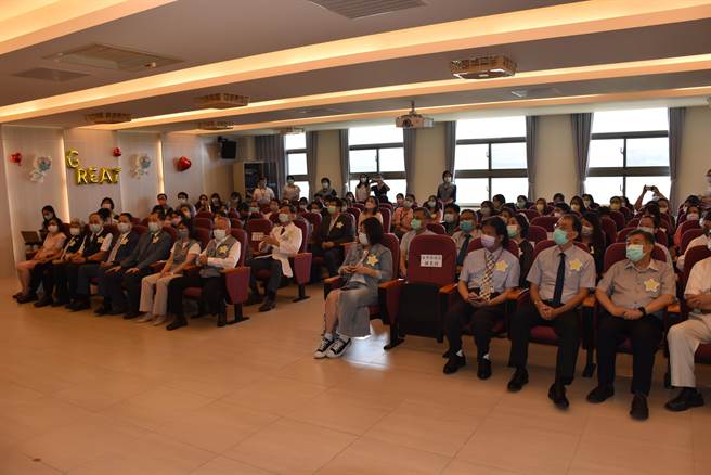 苗栗縣長徐耀昌16日頒獎感謝縣內各公私立醫療院所投入防疫工作。（謝明俊攝）