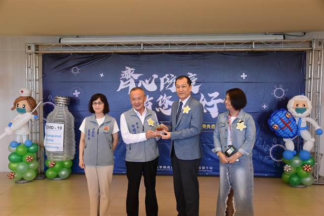 苗栗縣長徐耀昌16日頒獎感謝部立苗栗醫院投入防疫工作。（謝明俊攝）