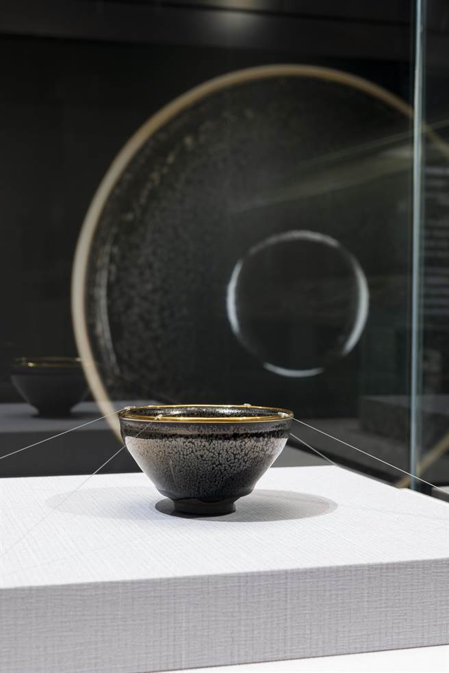 日本国宝南宋建窑油滴天目茶碗首次出国展出。（国立故宫博物院提供）
