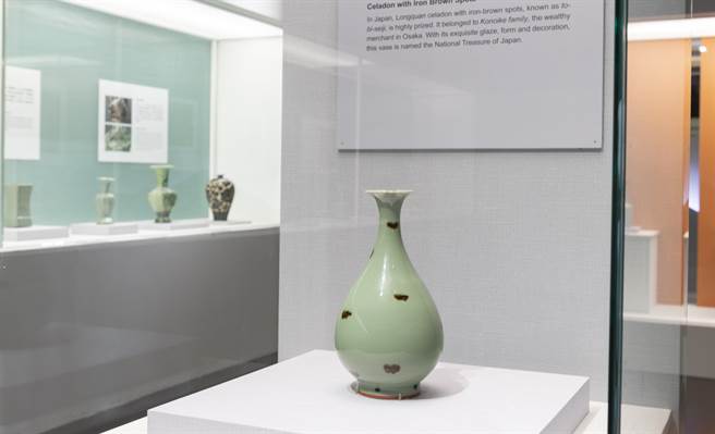 龙泉窑飞青瓷花生，釉色、造型与器表上的铁斑纹皆属上乘。（国立故宫博物院提供）