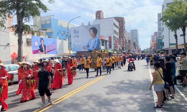 有「粉紅超跑」之稱的苗栗拱天宮白沙屯三媽祖16日到台東，參與台東天后宮12年1次的盛事建醮活動，大批信徒跟隨。（蔡旻妤攝）