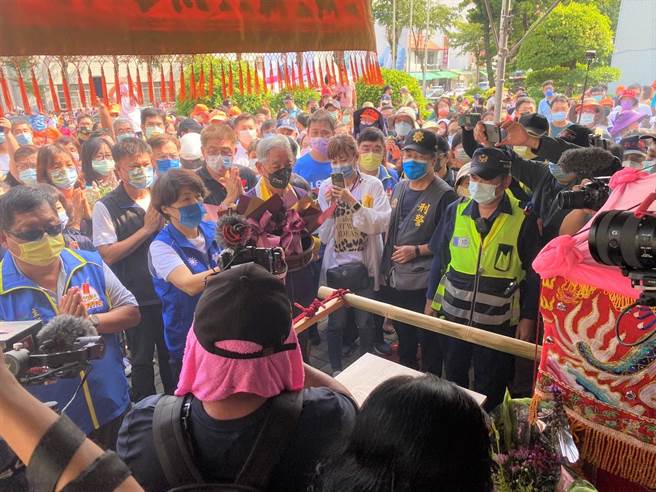 有「粉紅超跑」之稱的苗栗拱天宮白沙屯三媽祖16日到台東，參與台東天后宮12年1次的盛事建醮活動，大批信徒跟隨。（蔡旻妤攝）