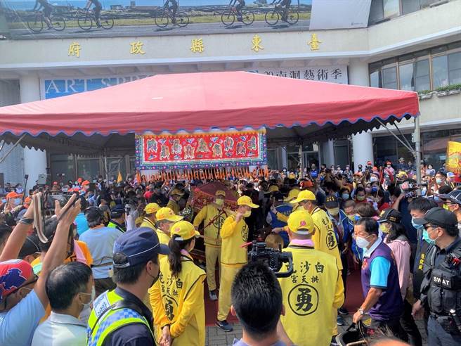 有「粉紅超跑」之稱的苗栗拱天宮白沙屯三媽祖16日到台東，參與台東天后宮12年1次的盛事建醮活動，大批信徒跟隨。（蔡旻妤攝）