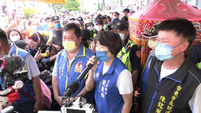 有「粉紅超跑」之稱的苗栗拱天宮白沙屯三媽祖16日到台東，參與台東天后宮12年1次的盛事建醮活動，大批信徒跟隨。（蔡旻妤攝）