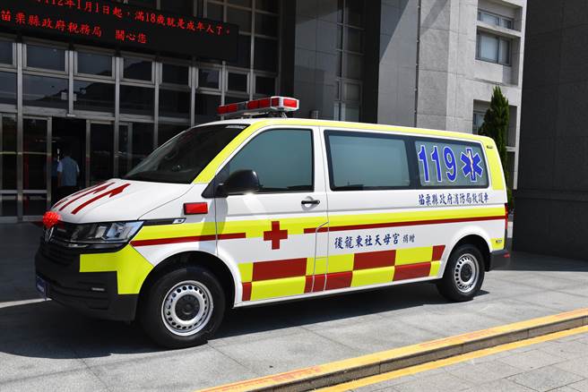 后龙镇东社天母宫16日捐赠一辆全新救护车给苗栗县消防局。（谢明俊摄）