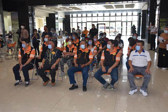 后龙镇东社天母宫16日捐赠一辆全新救护车给苗栗县消防局，宫方人员出席捐赠仪式。（谢明俊摄）