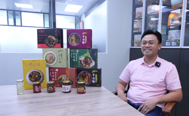 醒吾校友蔡瑞富表示自己是在澎湖出生，所以将公司取名为「澎富企业」。(照片/醒吾科大提供)