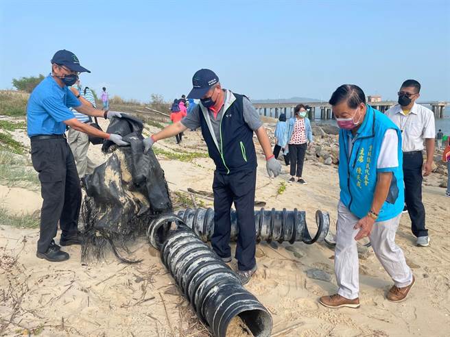 台電塔山發電廠今天金門祕境級景點「將軍泉」一帶舉辦年度淨灘活動，新任廠長楊清煌帶領同仁偕水頭、后豐港社區居民和志工共218人攜手做環保，清出300多公斤海漂垃圾。（塔山電廠提供）