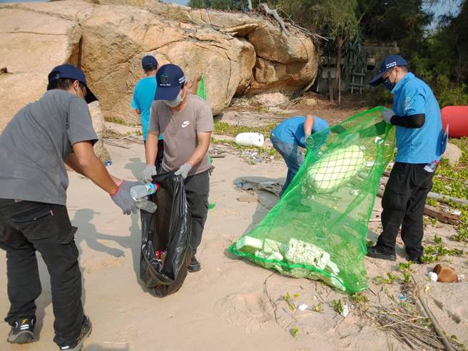 在塔山電廠和金城鎮公所清潔隊、環保局通力合作下，一共清出170公斤保麗龍和竹木類垃圾150公斤，海岸景觀一下清新許多。（塔山電廠提供）