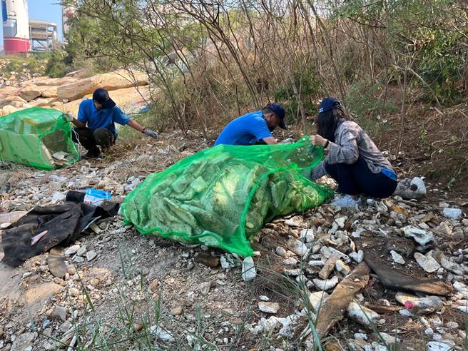 台電塔山發電廠今天金門祕境級景點「將軍泉」一帶舉辦年度淨灘活動，新任廠長楊清煌帶領同仁偕水頭、后豐港社區居民和志工共218人攜手做環保，清出300多公斤海漂垃圾，其中保麗龍約170公斤。（塔山電廠提供）