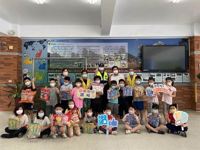 头份警分局、警察志工中队及竹南太极宫日前前往南庄偏乡小学赠送物资。（头份警分局提供／谢明俊苗栗传真）