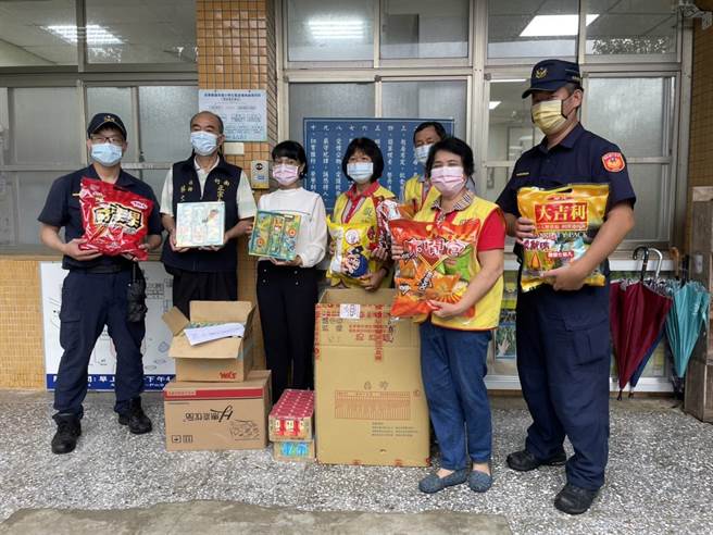 头份警分局、警察志工中队及竹南太极宫日前前往南庄偏乡小学赠送物资。（头份警分局提供／谢明俊苗栗传真）