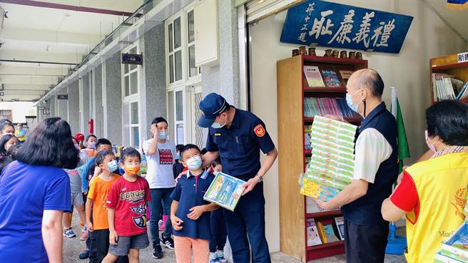 头份警分局、警察志工中队及竹南太极宫日前前往南庄偏乡小学赠送物资。（头份警分局提供／谢明俊苗栗传真）