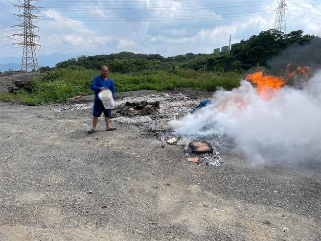 桃市府环保局5路人马分头稽查，今午查获民眾燃烧大面积废弃物。（环保局提供／蔡明亘桃园传真）